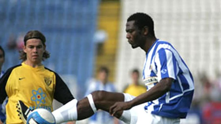 Jeremie Njock, în tricoul Universității, în duel cu Eric Bicfalvi, pe atunci la Jiul Petroșani FOTO: GSP Oltenii jubilează după primul gol marcat de Jibril Ibrahim în Superliga: „Va fi noul N'Jock”