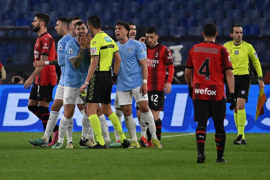 Marco Di Bello, în Lazio - Milan 0-1, 1 martie 2024, Serie A. Foto: Imago Cine este Marco Di Bello, arbitrul de la Rangers - FCSB » De la cel mai bun debutant în Serie A la suspendare pentru erori împotriva aceleiași echipe