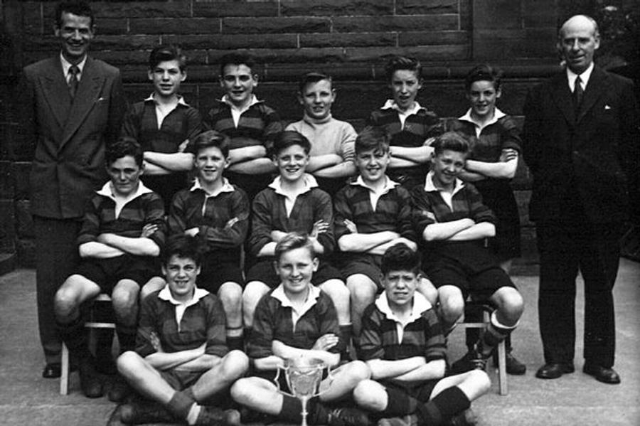 Alex Ferguson (primul din dreapta, mijloc) în primii săi ani de fotbal, la Harmony Club în Glasgow FCSB pe urmele lui Clinton, Mandela, Cruyff și Tyson » Cât a costat o cină cu Ferguson la hotelul de gală la care s-a cazat campioana în Scoția