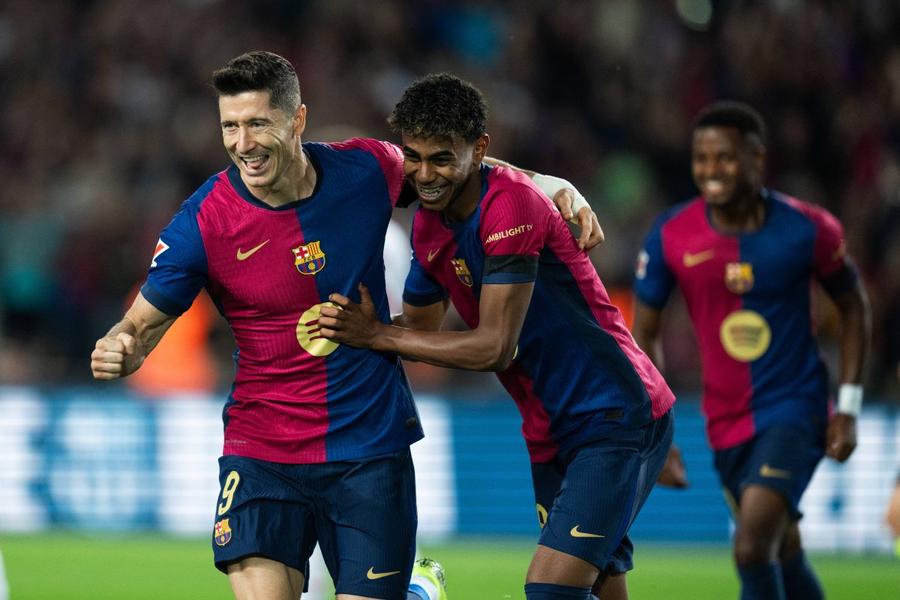 Robert Lewandowski și Lamine Yamal / Foto: Imago Images PSG a fost aproape să fure diamantul Barcelonei. Cine și când l-a deturnat pe câștigătorul Trofeului Kopa!