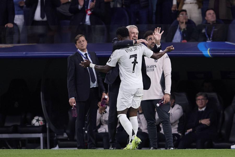 Manita. Antrenorul Carlo Ancelotti bate palma cu Vinicius Junior, omul serii pe Santiago Bernabeu, la 5-2 cu Dortmund / Foto: Imago Formidabila cursă de 80 de metri în 10 secunde » Câștigătorul următorului Balon de Aur: „Am doar 24 de ani și vreau să rămân la Real Madrid pentru totdeauna”