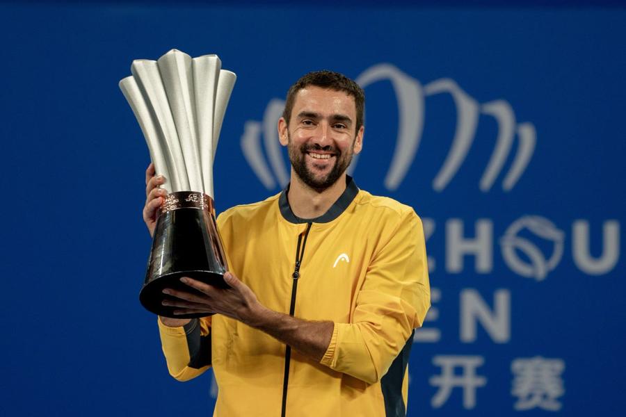 Marin Cilic cu trofeul de la Hangzhou Foto: Imago Marin Cilic, înapoi în timp: a câștigat un turneu challenger la distanță de aproape 18 ani de precedentul, nou record!