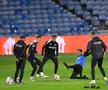 Charalambous prins la mijloc de elevii săi pe ”Ibrox Park”