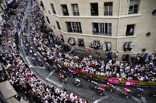 Etapa finală a Turului Franței 2025 pe Rue Lepic din Montmartre Foto: Imago Images