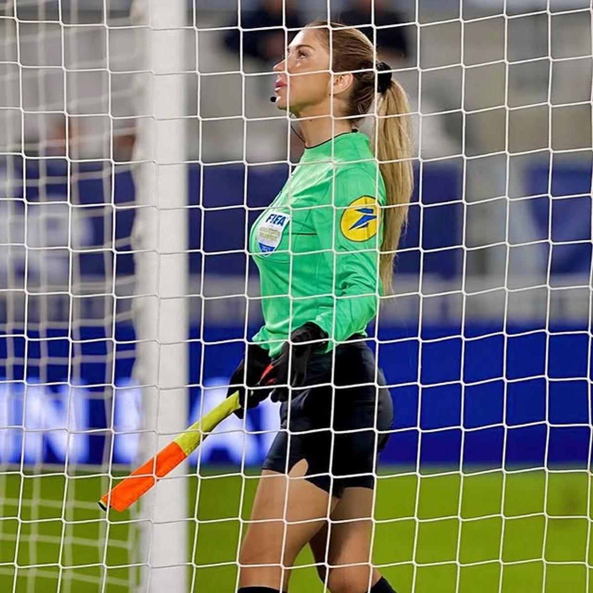 „Mi-au spus că sunt prea atrăgătoare ca să promovez. Fotbaliștii mă abordau în vestiar” » A condus cele mai importante meciuri posibile, dar s-a lovit de un obstacol