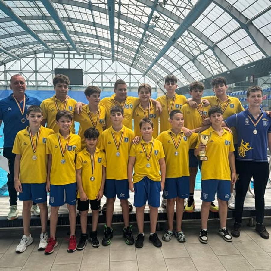 Maxim Crișan, tatăl și fiul, au fost în mijlocul scandalului de la turneul U14 la Tg. Mureș, dar în vară au devenit vicecampioni naționali cu grupa U12. Foto: facebook/coronabrașov Decizia luată de club în privința antrenorului care a sărit la bătaie la un turneu U14: „E un război deschis” + Replica părinților: „Luăm în calcul retragerea copiilor”