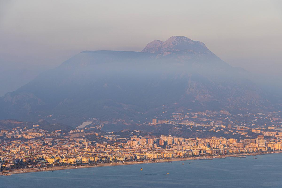 Cum arată Alanya, orașul unde Gică Hagi a ales să se mute