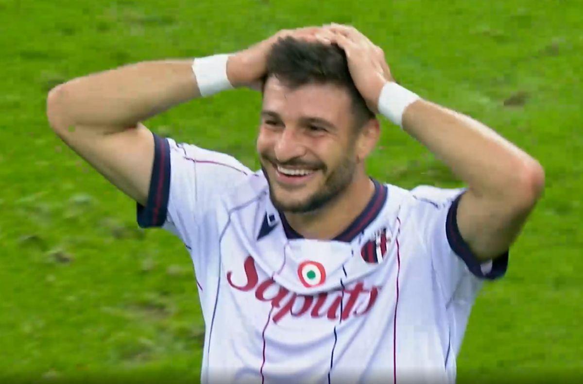 Umilință supremă pentru apărarea celor de la FCSB » Jucătorul de la Bologna l-a imitat pe Zidane în careu, apoi a izbucnit în râs