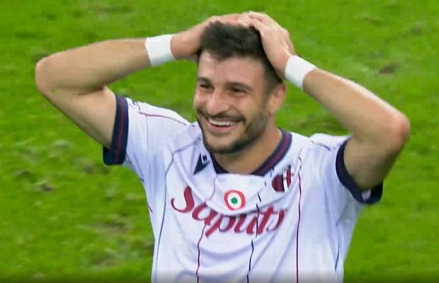Umilință supremă pentru apărarea celor de la FCSB » Jucătorul de la Bologna l-a imitat pe Zidane în careu, apoi a izbucnit în râs