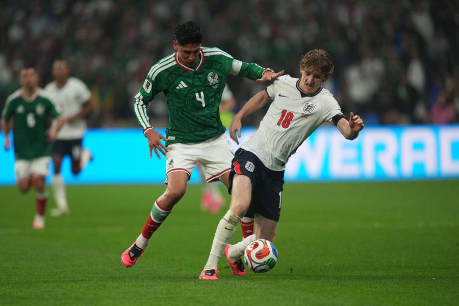 Edson Alvarez (stânga) e acuzat de implicare într-o rețea de certificate false de COVID-19 // foto: imago images Căpitanul naționalei de la Campionatul Mondial, acuzat de implicare într-o rețea de certificate false de COVID-19