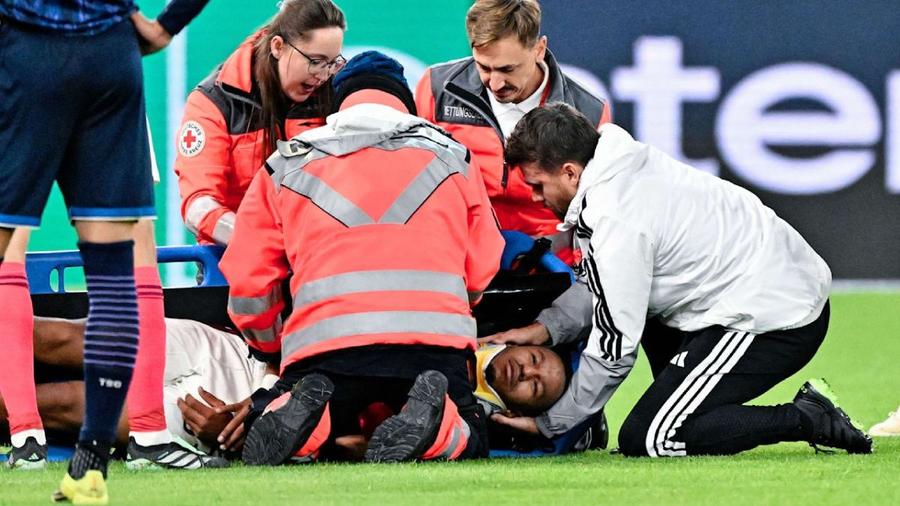 Scene tulburătoare la Sinsheim » Jucătorul lui Lyon, transportat la spital după 7 minute de îngrijiri medicale