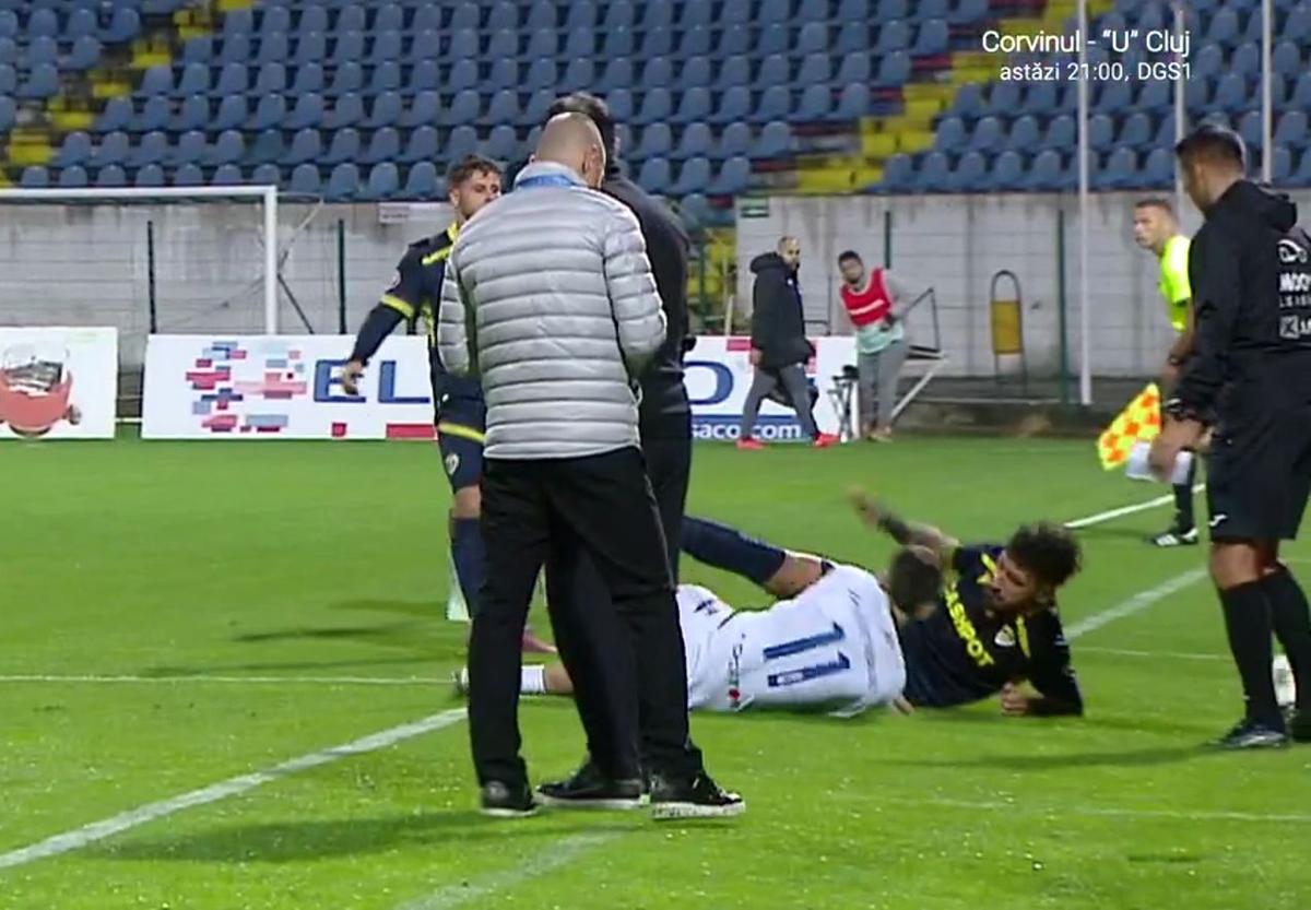 Decizie de neînțeles la Botoșani: talpă în față sub ochii arbitrului, dar nu a fost eliminat!