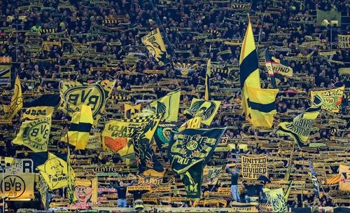 Fanii din „Zidul Galben” nu au timp de telefoane mobile decât cel mult în pauza meciurilor Borussiei Dortmund