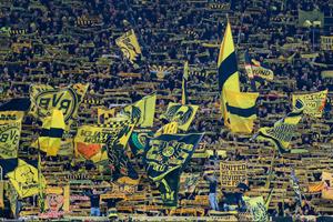 Campanie pentru fanii care vin la stadion cu telefoanele mobile: „Concentrează-te la joc!” » Dortmund îi premiază