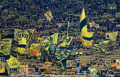 Campanie cu premii pentru fanii lui Dortmund care vin la meci cu telefoane mobile: „Concentrează-te la joc!”