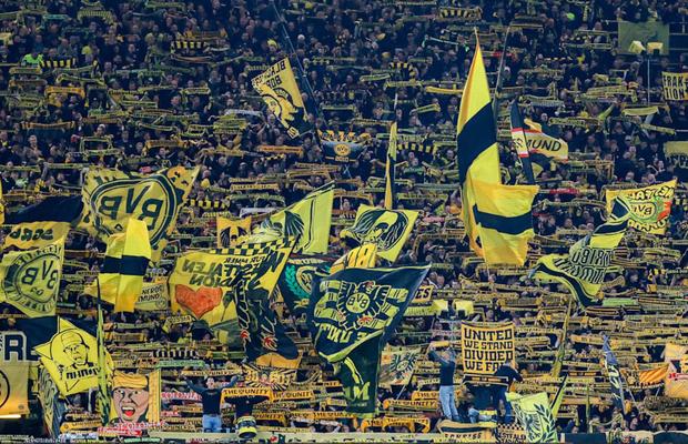 Campanie cu premii pentru fanii lui Dortmund care vin la meci cu telefoane mobile: „Concentrează-te la joc!”