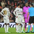 Mike Maignan, portarul Milanului, protestează în fața arbitrului care tocmai îi arătase cartonașul roșu / Foto: Imago