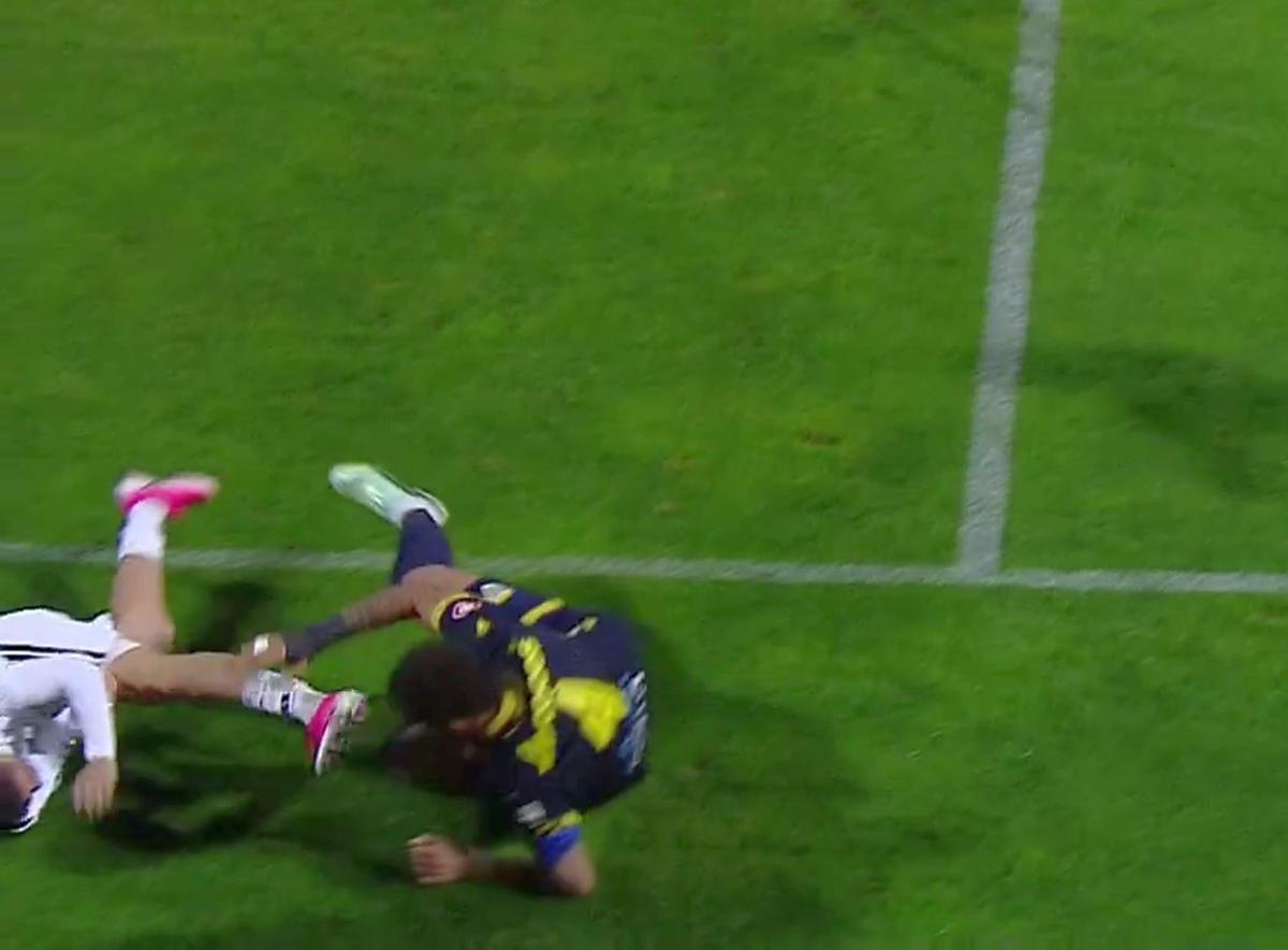 Decizie de neînțeles la Botoșani: talpă în față sub ochii arbitrului, dar nu a fost eliminat!