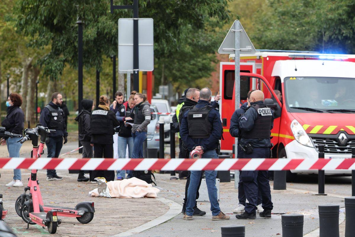 Atac sângeros în Paris: un bărbat a deschis focul dintr-o mașină!