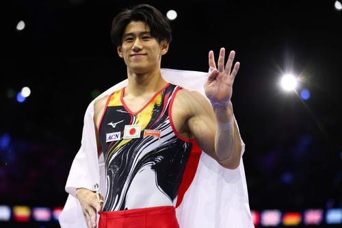 Daiki Hashimoto arătând numărul titlurilor cucerite FOTO Imago Images