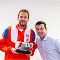Harry Kane, cu trofeul, alături de trimisul cotidianului Marca la Munchen / Foto: Marca
