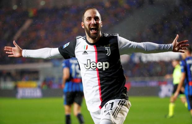 ATALANTA - JUVENTUS 1-3 // VIDEO Gonzalo Higuain salvează „Bătrâna Doamnă”! Juve revine de la 0-1 și se distanțează în Serie A!