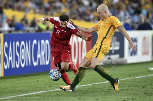 Mahmoud Al Mawas (roșu), într-un meci între Siria și Australia // foto: Imago
