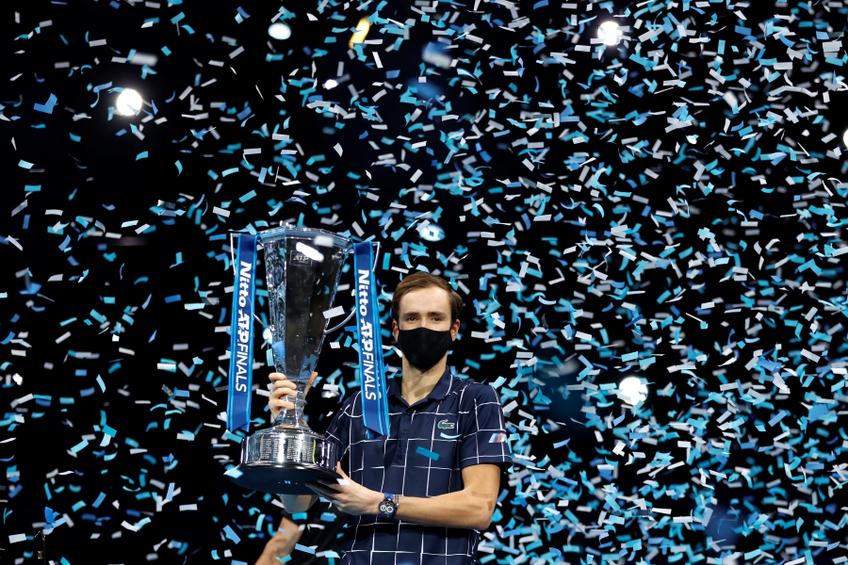 Daniil Medvedev cu trofeul de la Londra FOTO Guliver/Getty Images