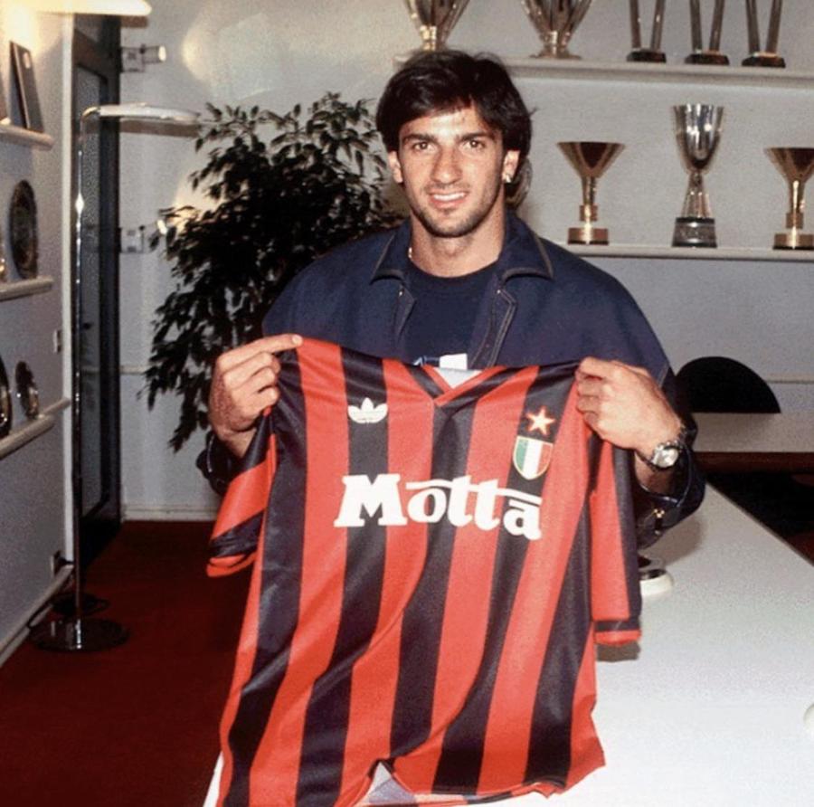 Lentini, în momentul în care a semnat cu AC Milan Cum să bagi 14 milioane de dolari în... comă » Gianluigi Lentini, primul mare pariu pierdut de Berlusconi! Talentul oprit la 200 km/h