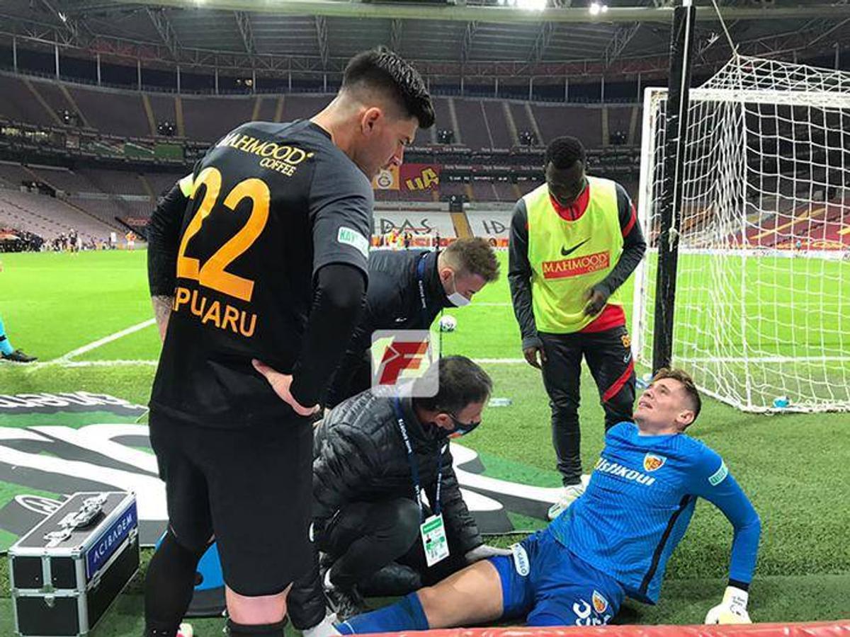 UPDATE // Silviu Lung jr, scos de pe teren după o repriză incredibilă cu Galatasaray » Doctorii nu l-au mai lăsat să apere! Primul verdict