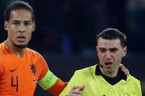 Ovidiu Hațegan, 40 de ani, este unul dintre protagoniștii serialului UEFA „Man in the middle”, în care sunt prezentate poveștile neștiute ale arbitrilor din Europa.
