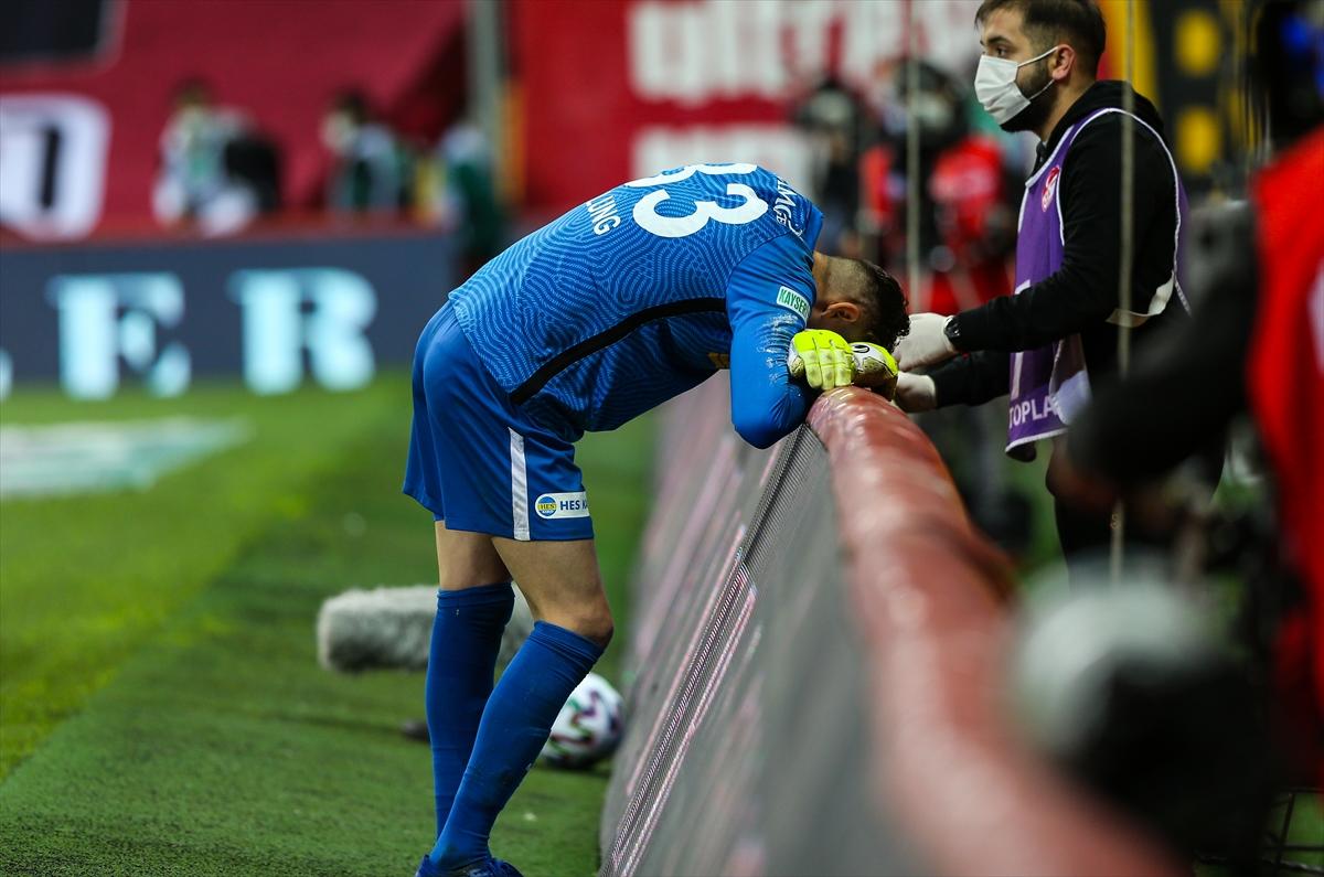 UPDATE // Silviu Lung jr, scos de pe teren după o repriză incredibilă cu Galatasaray » Doctorii nu l-au mai lăsat să apere! Primul verdict