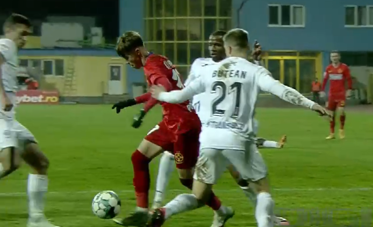 Reacție furioasă după penalty-ul inventat care a decis Gaz Metan - FCSB