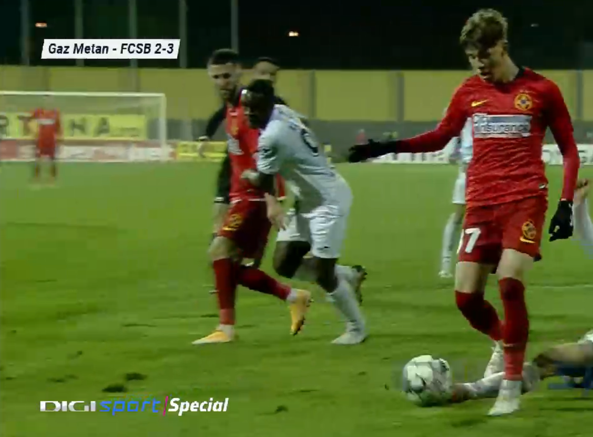 Reacție furioasă după penalty-ul inventat care a decis Gaz Metan - FCSB
