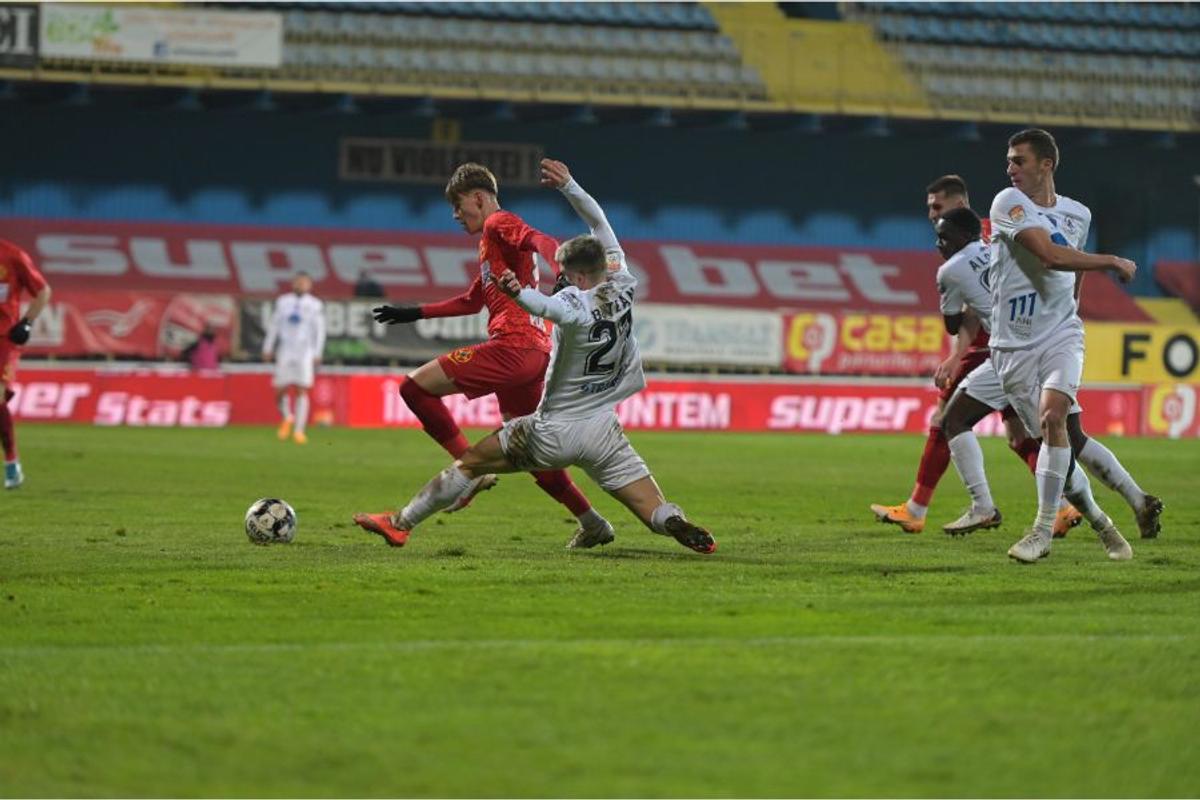 Reacție furioasă după penalty-ul inventat care a decis Gaz Metan - FCSB