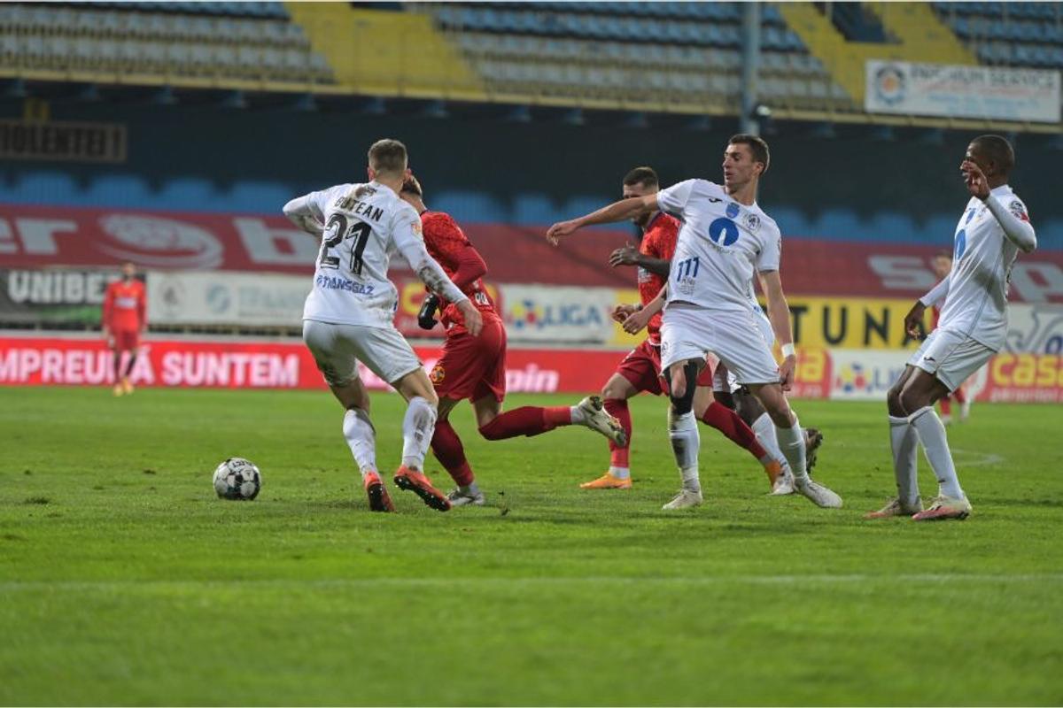 FOTO EXCLUSIV Fotoreporterul GSP a surprins cadru cu cadru faza penalty-ului de la Gaz Metan - FCSB