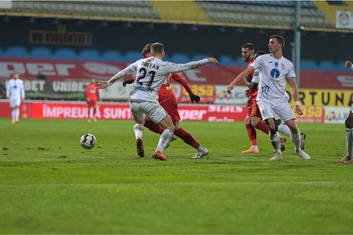 FOTO EXCLUSIV Fotoreporterul GSP a surprins cadru cu cadru faza penalty-ului de la Gaz Metan - FCSB