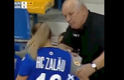 Gheorghe Tadici recidivează » Își bruschează o jucătoare în timpul meciului! Ce s-a putut vedea pe transmisiunea în direct