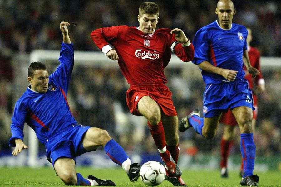 Pompiliu Stoica vs. Steven Gerrard într-un meci din Europa League // foto: Guliver/gettyimages Sezon de vis pentru Ianis Stoica » Capitolul la care atacantul lui FCSB și-a depășit deja tatăl!
