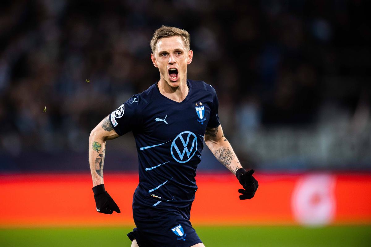 Debut de coșmar! Noul jucător al lui Dinamo a gafat la ambele goluri » Rednic l-a schimbat