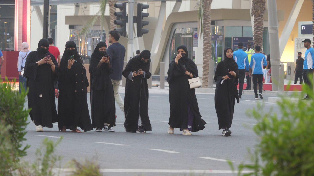 Corespondență din Qatar - Fotbalul pune Hijab, Burka și Niqab lângă fusta-mini și buricul gol
