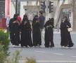 Mondialul a schimbat regulile în Qatar » Fotbalul pune Hijab, Burka și Niqab lângă fustă-mini și buricul gol. Fotografia grăitoare surprinsă în Piața Veche