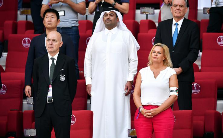 Nancy Faeser, Ministrul de Interne al Germaniei, cu banderola „One Love” lângă Infantino, foto: Imago