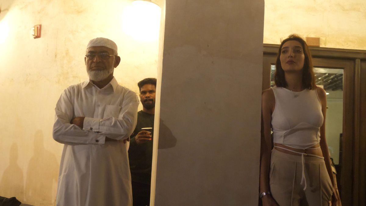 Mondialul a schimbat regulile în Qatar » Fotbalul pune Hijab, Burka și Niqab lângă fustă-mini și buricul gol. Fotografia grăitoare surprinsă în Piața Veche