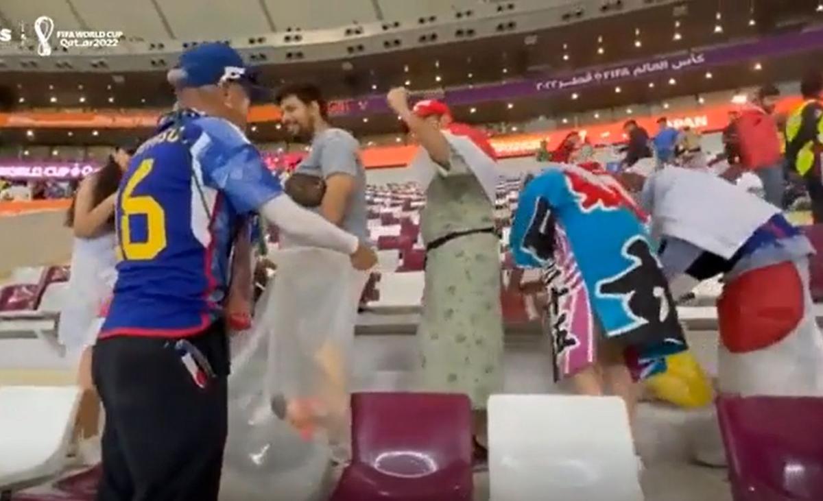 Lecție de civilizație! Fanii Japoniei au început să strângă gunoiul de pe stadion, după victoria cu Germania! Imagini extraordinare
