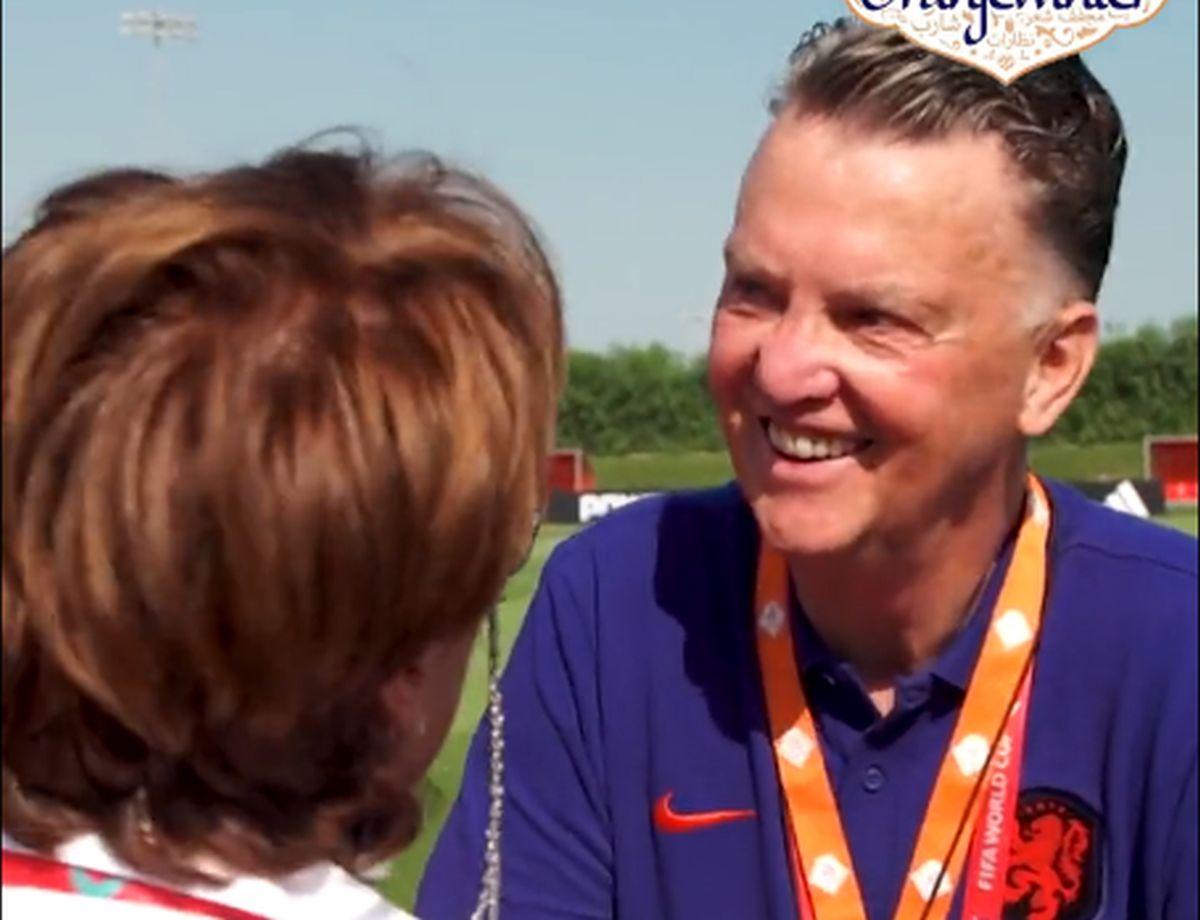 Surprins pe cameră » Van Gaal i-a făcut o propunere indecentă în plin antrenament: „Poți veni la hotel, să ne-o tragem” 