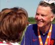 Surprins pe cameră » Van Gaal i-a făcut o propunere indecentă în plin antrenament: „Poți veni la hotel, să ne-o tragem” 