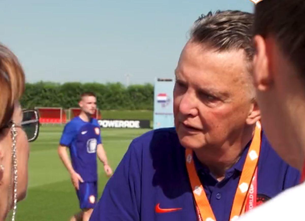 Surprins pe cameră » Van Gaal i-a făcut o propunere indecentă în plin antrenament: „Poți veni la hotel, să ne-o tragem” 