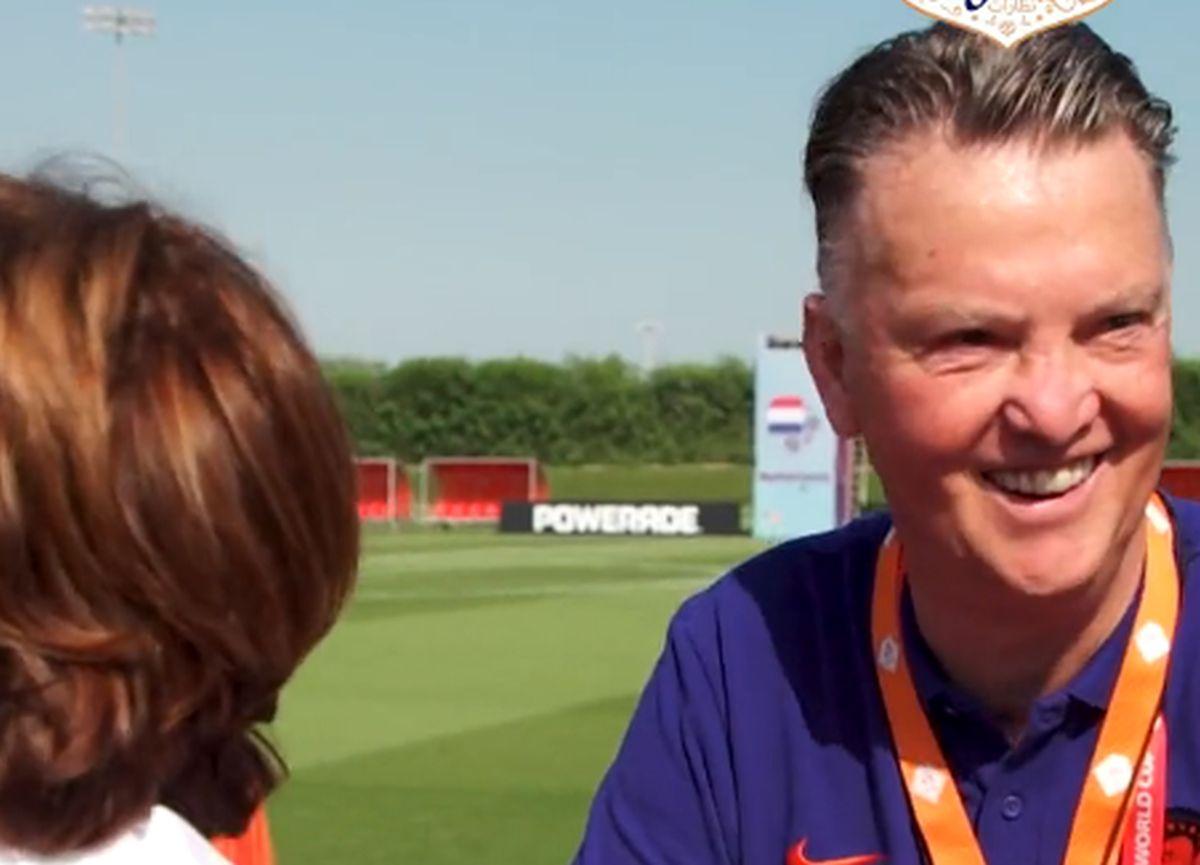 Surprins pe cameră » Van Gaal i-a făcut o propunere indecentă în plin antrenament: „Poți veni la hotel, să ne-o tragem” 
