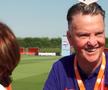 Surprins pe cameră » Van Gaal i-a făcut o propunere indecentă în plin antrenament: „Poți veni la hotel, să ne-o tragem” 